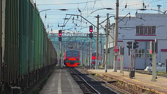 Railway. Shunting diesel locomotive and intercity train / Маневровый тепловоз и электричка