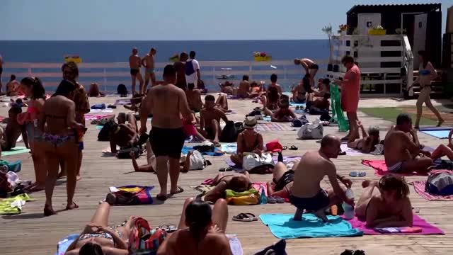 Tourists, residents swelter in Sicilian heat