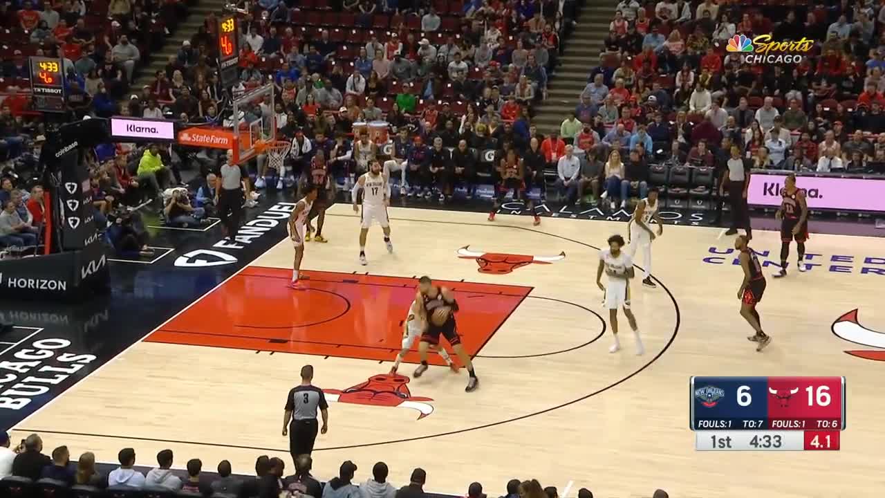 Nikola Vucevic flips off the ref after travel call vs Pelicans 😂