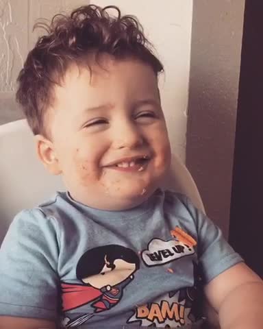 Bebé come hasta quedarse dormido