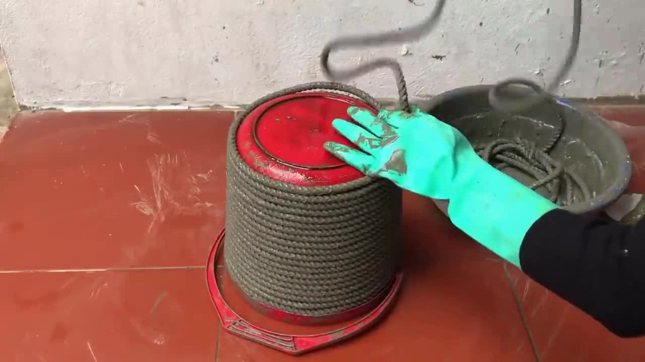 Put a layer of cloth on the red bucket