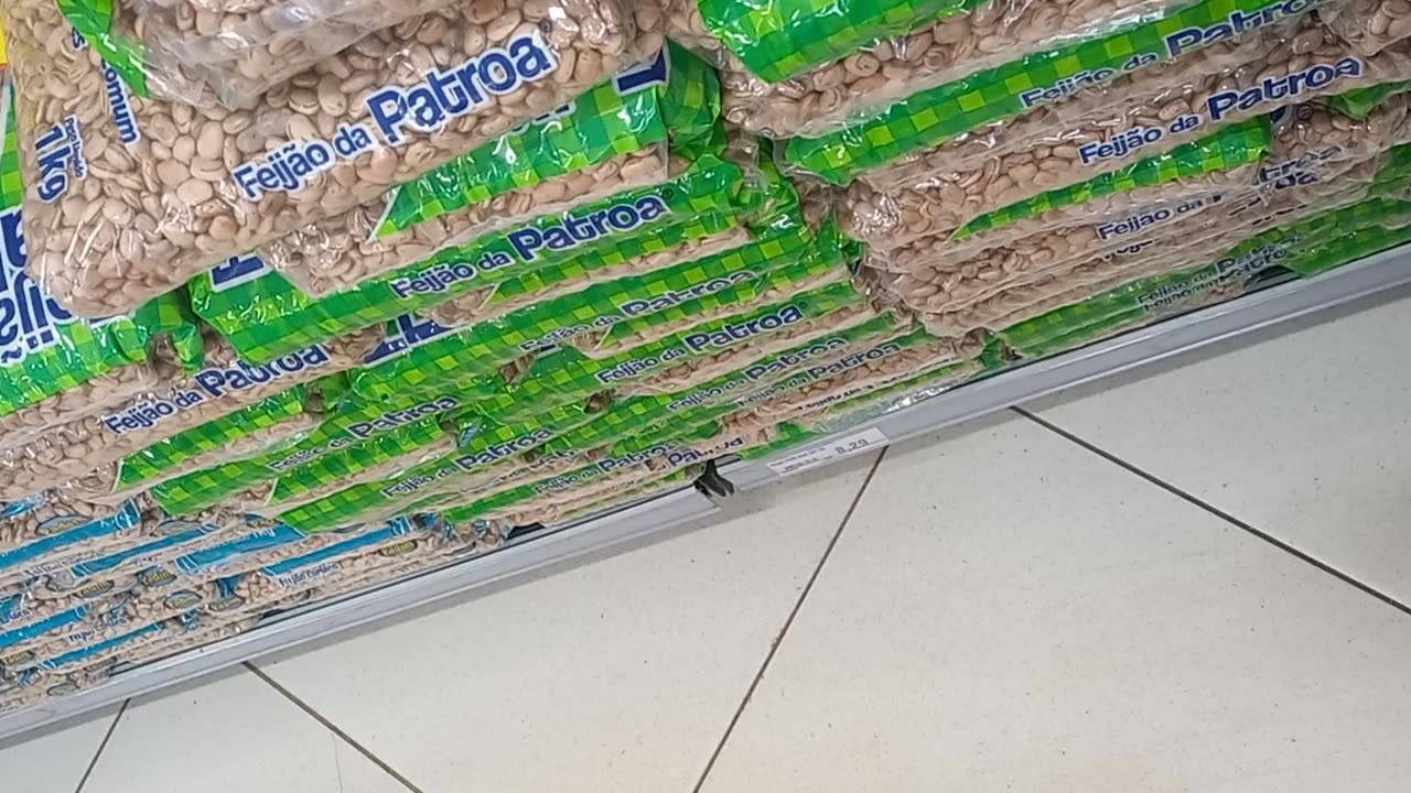 No supermercado fazendo compra