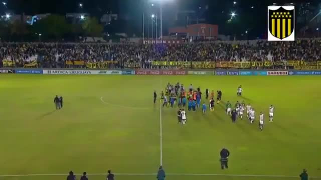 Conmovedor gesto del arquero de Peñarol con un hincha de un equipo rival