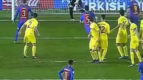 Messi scores a stunning free-kick