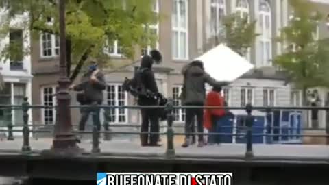 Filmato realizzato qualche mese fa - Troupe di giornalisti in Olanda girano filmati per fa credere che lì tutti portano la mascherina.👺👎