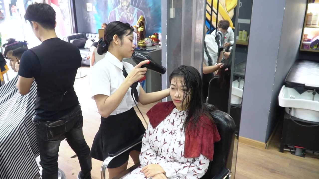 Beautiful barber girl massage that will satisfy 100 men just by looking at their faces