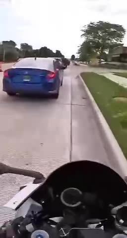 Niggas trippin 😀!!! 👨🏿🚙vs🏍️👦🏿