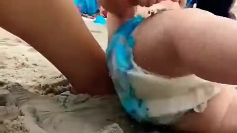 Funny kids Reaction on beach 😂