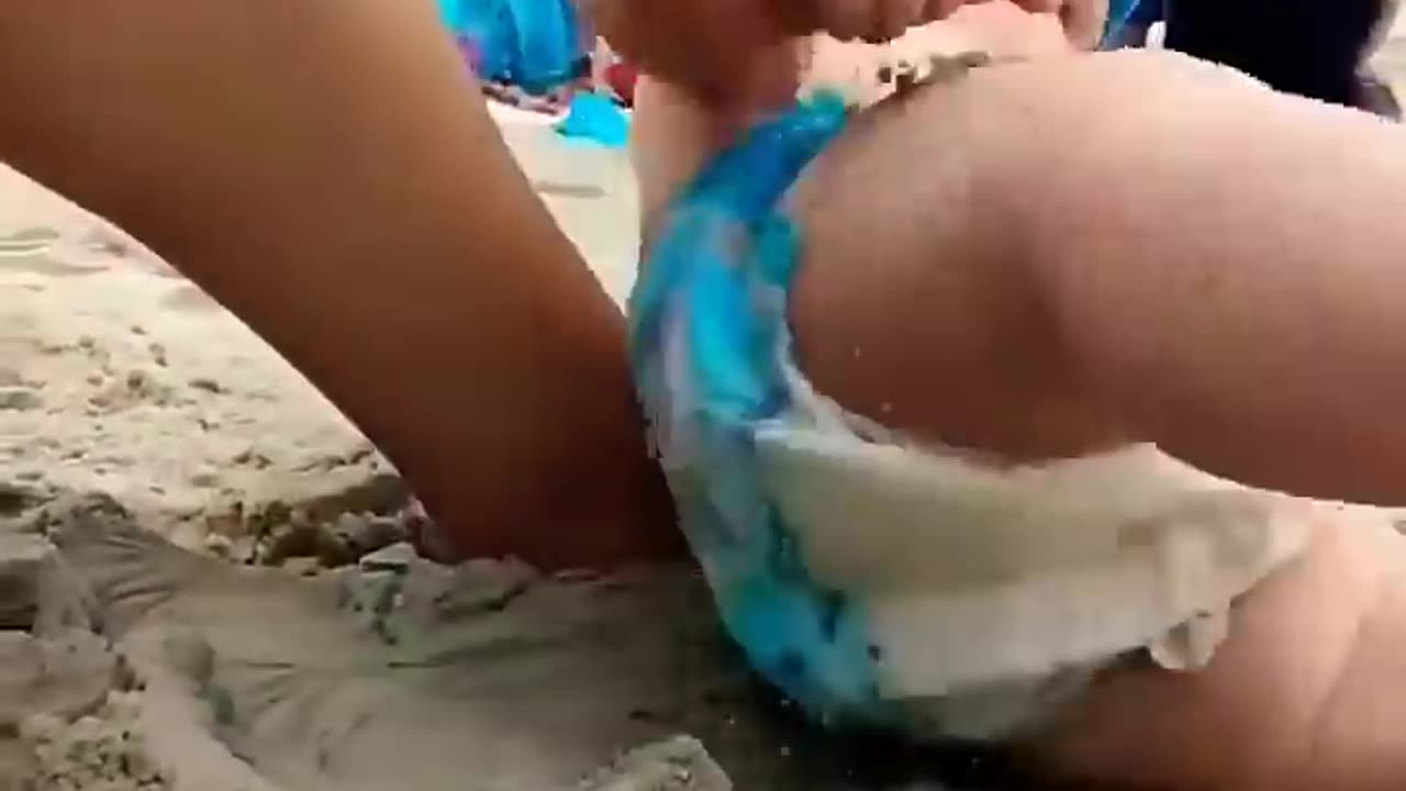 Funny kids Reaction on beach 😂