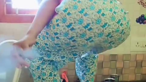जब खाना और लड़ाई दोनों देखना हो 😂😂👌 #shorts #youtubeshorts #comedyvideo #viral #viralshortvideo