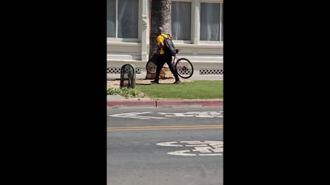 Women gets bike stolen in San Diego in broad daylight
