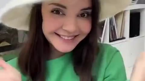 😸Girl and his naughty cat 😸