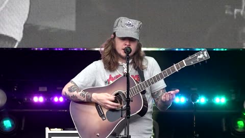 Billy Strings performs Pink Floyd Fearless