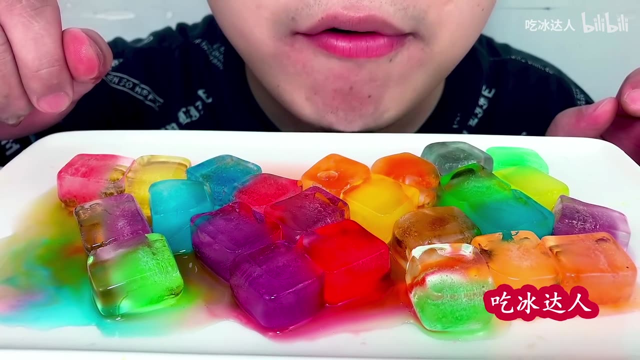 Eat colorful little cubes of frozen ice and listen to the crunching and drinking sounds!