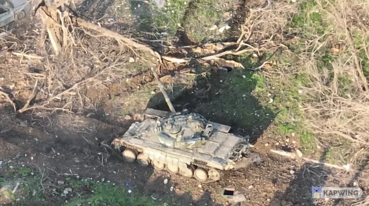 Russian tank fires up on Ukranian military positions hiding inside building