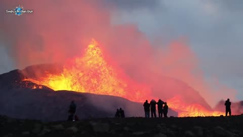 HUGE LAVA FLOWS LEAVE PEOPLE IN AWE