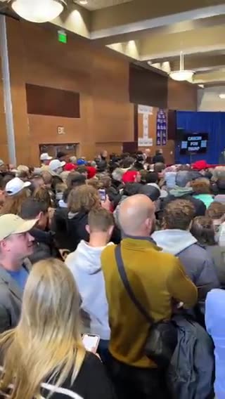 @olivialarinaldi - Trump’s last rally today before the Iowa Caucus is absolutely packed.