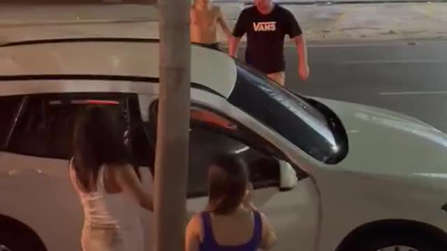 Homem agride e arrasta mulher pelos cabelos na avenida