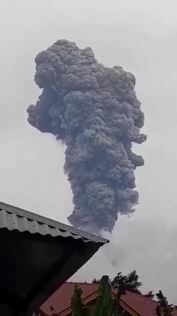 Enorme erupción del volcán Marapi en la provincia de Sumatra