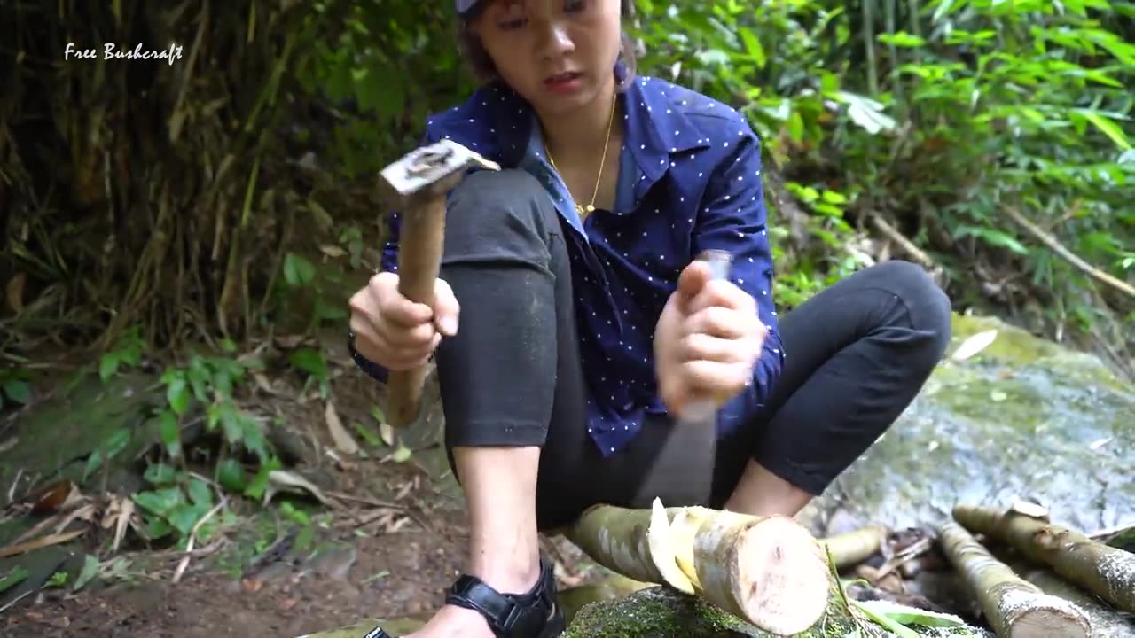 Solo Camping & Bushcraft in the Forest - Living Off Grid | Free Bushcraft Ep.14
