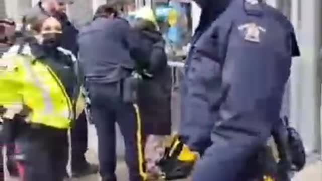 Tyrannical Police in Ottawa Don't Have Names or Badge Numbers?