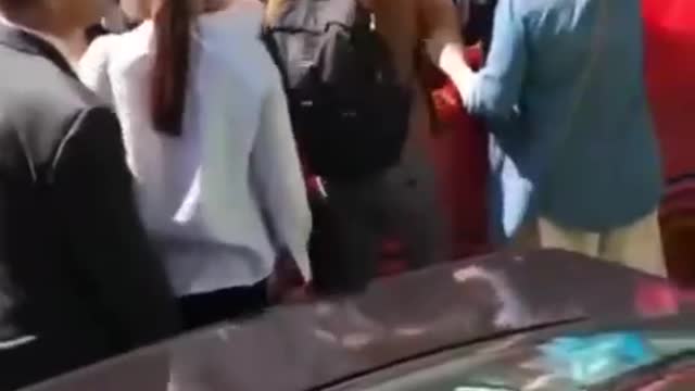 🇪🇸There was a clash between Russian fans of Putin and an activist with a Ukrainian flag in Madrid.