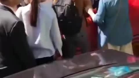 🇪🇸There was a clash between Russian fans of Putin and an activist with a Ukrainian flag in Madrid.