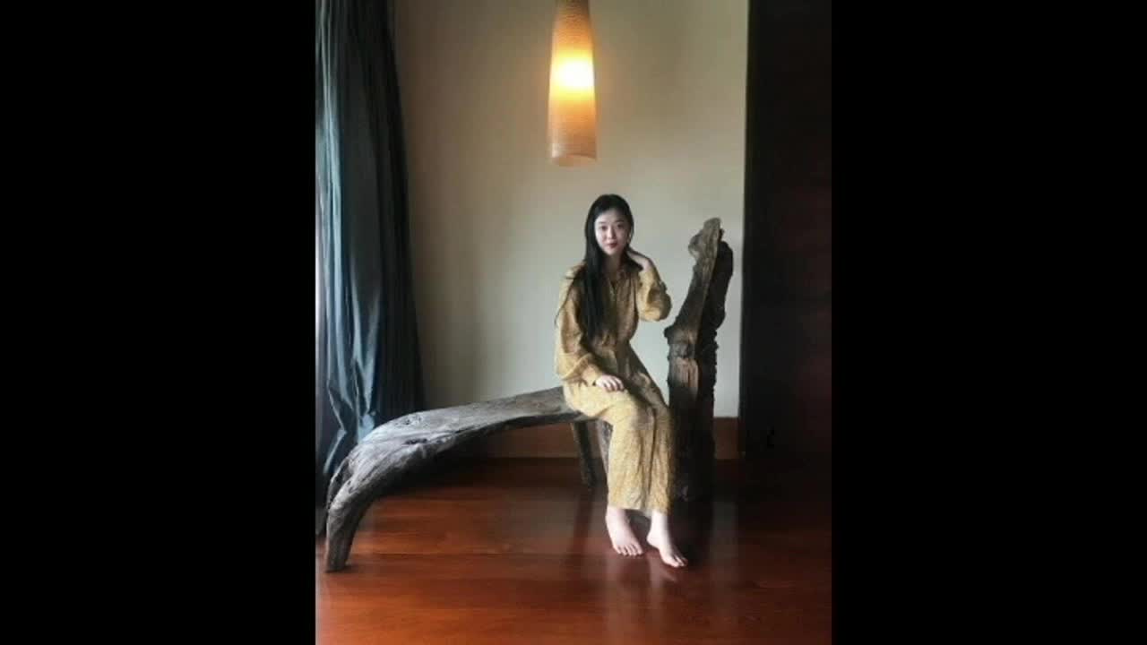 Netizens Criticize Sulli's Big Feet!