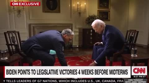 Biden dropped his cheat sheet & the journalist pick it up for him