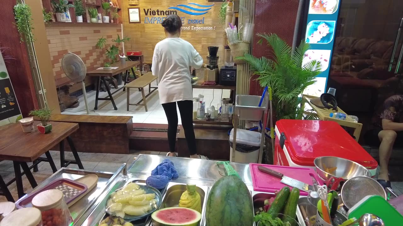 Nightlife in Vietnam, I gave hope to the desperate Juice vendor girl who had no customers today