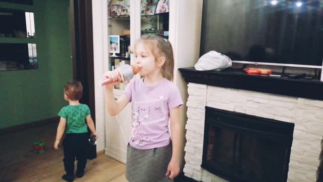 Child sings funny