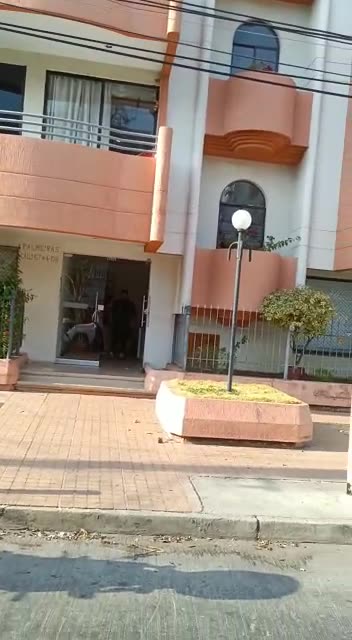 Delincuentes acecharon edificio en Crespo y ‘se metieron’ en 5 apartamentos