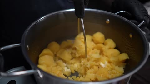 Easy Creamy Mashed Potatoes and Savory Gravy: Grandma's Thanksgiving Recipe