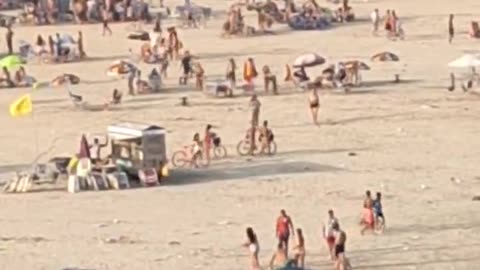 Vídeo mostra assalto a banhistas na Parada do Orgulho LGBT em São Vicente (SP)