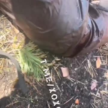 Ukrainian soldiers switch to the more expressive Russian language (00:20) .