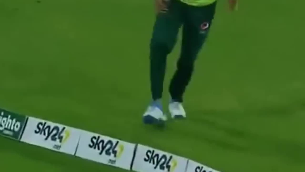 Champion Babar Azam rare misfielding (Dropped catch) - CIML - #babarazam #fielding #six #psl