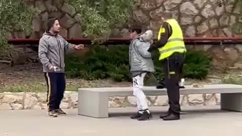 Un vigilante de seguridad tiene que reducir a un mena
