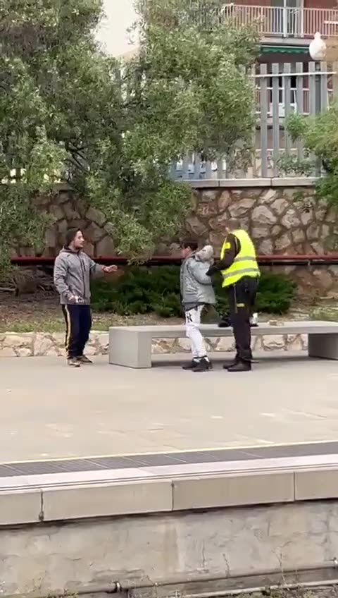 Un vigilante de seguridad tiene que reducir a un mena