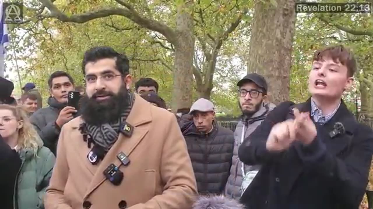 Speakers Corner_Junior Came To Help Christian Lady Talking To Smile2jannah_He Ge