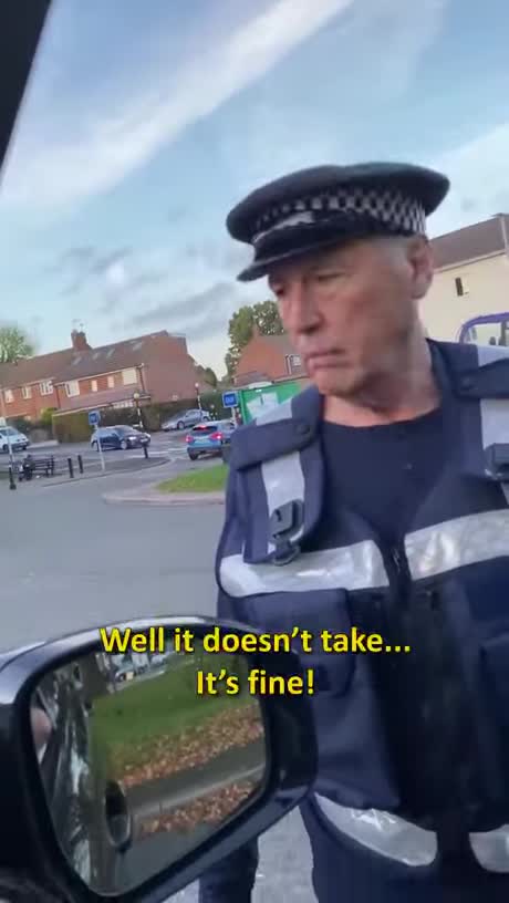 Guy in His Range Rover Gets A Ticket😜