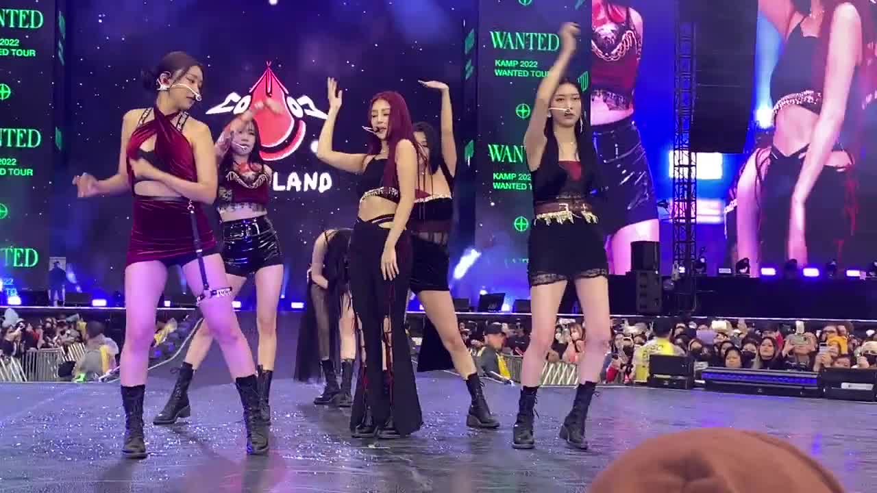 MOMOLAND ‘Wrap Me In Plastic’ KAMP 2022 in Pasadena Rose Bowl (Day1)_2