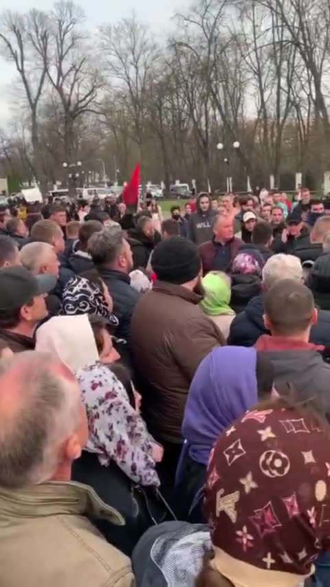 Right Sector' thugs attempt to break the cordon consisting of parishioners of church