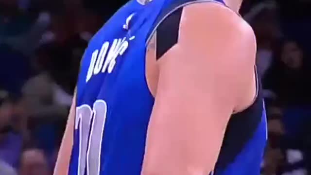 Luka Doncic No Look Pass to Doe 👀