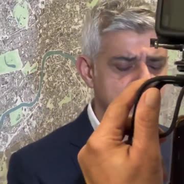 Sadiq Khan cries and plays the victim: "Racists attack me because I am Muslim and Pakistani!"