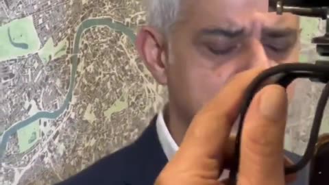 Sadiq Khan cries and plays the victim: "Racists attack me because I am Muslim and Pakistani!"