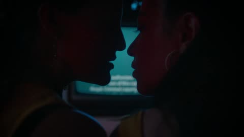 Acapulco 1x05 Kiss Scene — Sara and Gabriela (Regina Reynoso and Samantha Orozco)