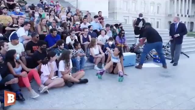 AOC wears mask for photo op only