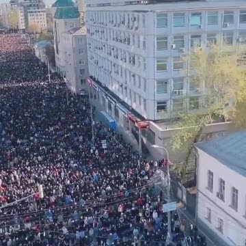 Mass Islamic prayer on the streets of Moscow