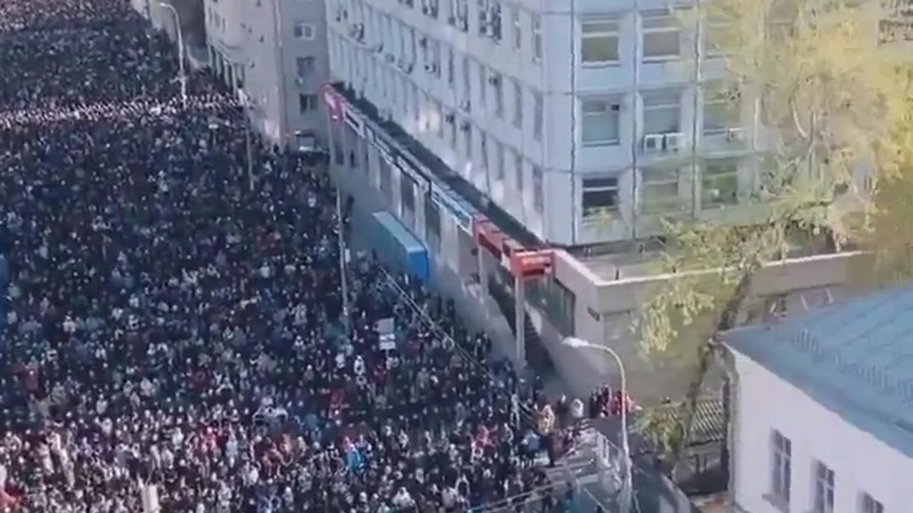 Mass Islamic prayer on the streets of Moscow