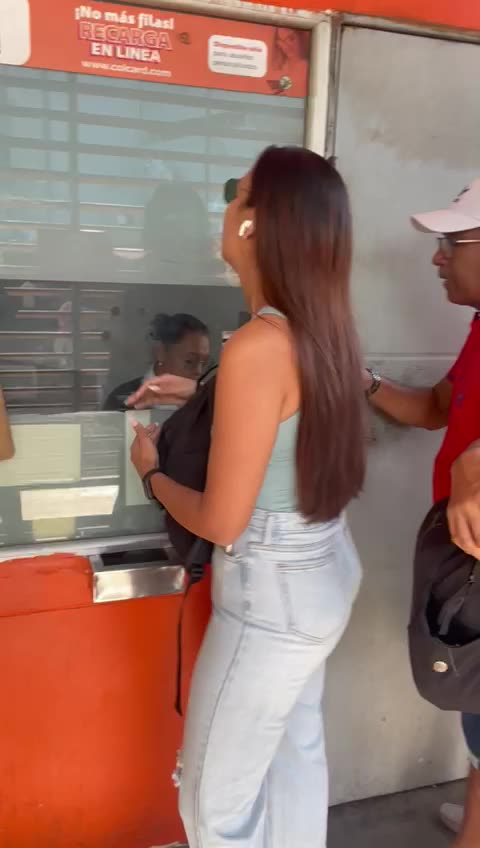 Video: Mujer se enfurece en taquilla porque le aparece deuda de mil en Transcaribe